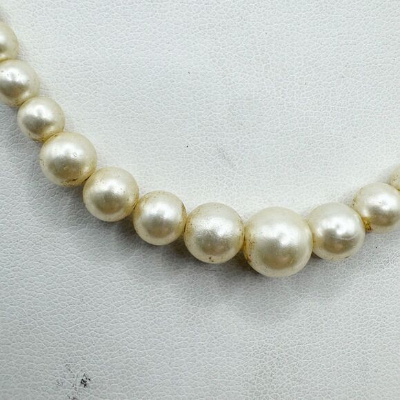 Vintage Graduated Faux Pearl Necklace Dainty Box Clasp Classic - Picture 6 of 6